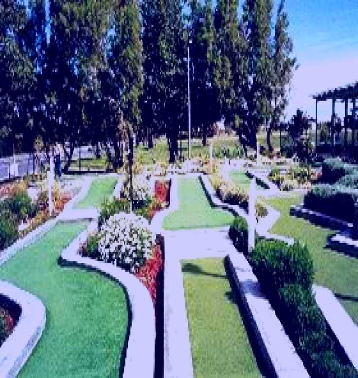 SubjectCoach | West Beach Mini Golf