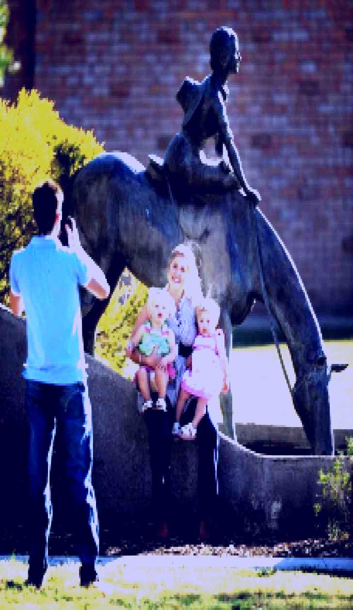 SubjectCoach | Dorothea Mackellar Memorial Statue
